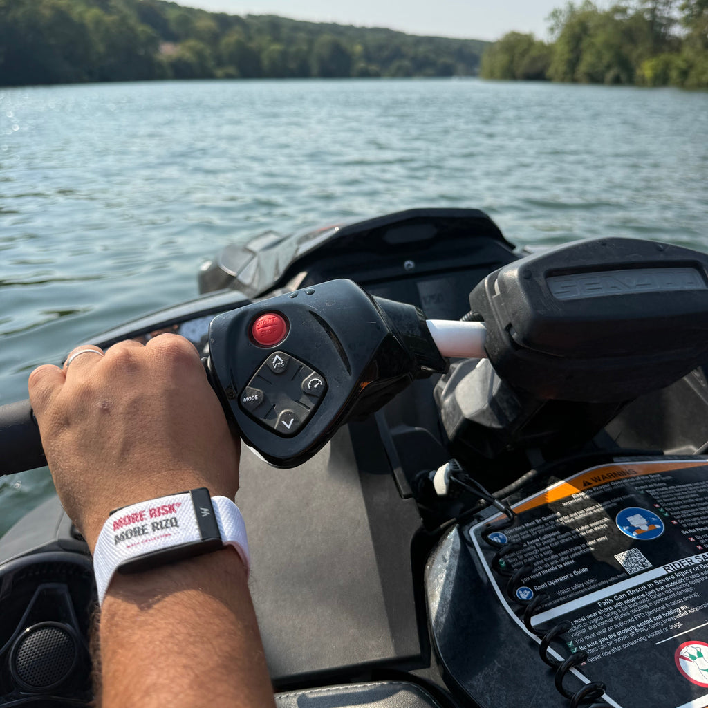 Bracelet WhoopXco More Risk More Rizq porté au poignet